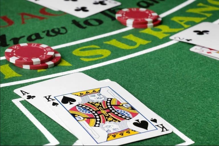 Detail permainan slot digital dengan desain grafis menarik dan fitur bonus