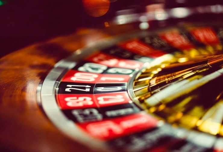 Dealer wanita memandu permainan roulette secara live casino di platform digital